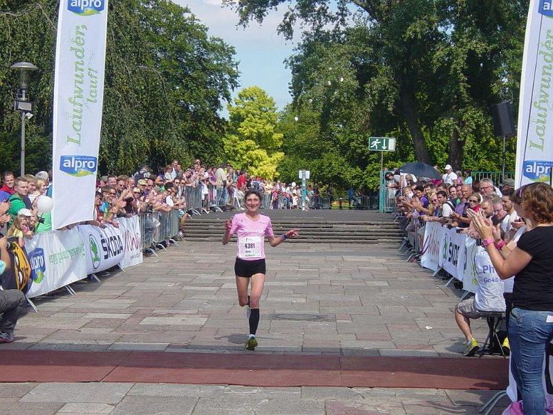 Birgit Lennartz beim Zieleinlauf.jpg
